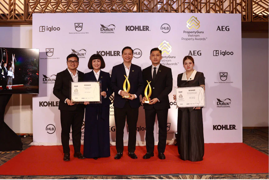 Đại diện OBC Holdings nhận giải thưởng tại PropertyGuru Vietnam Property Awards 2026.