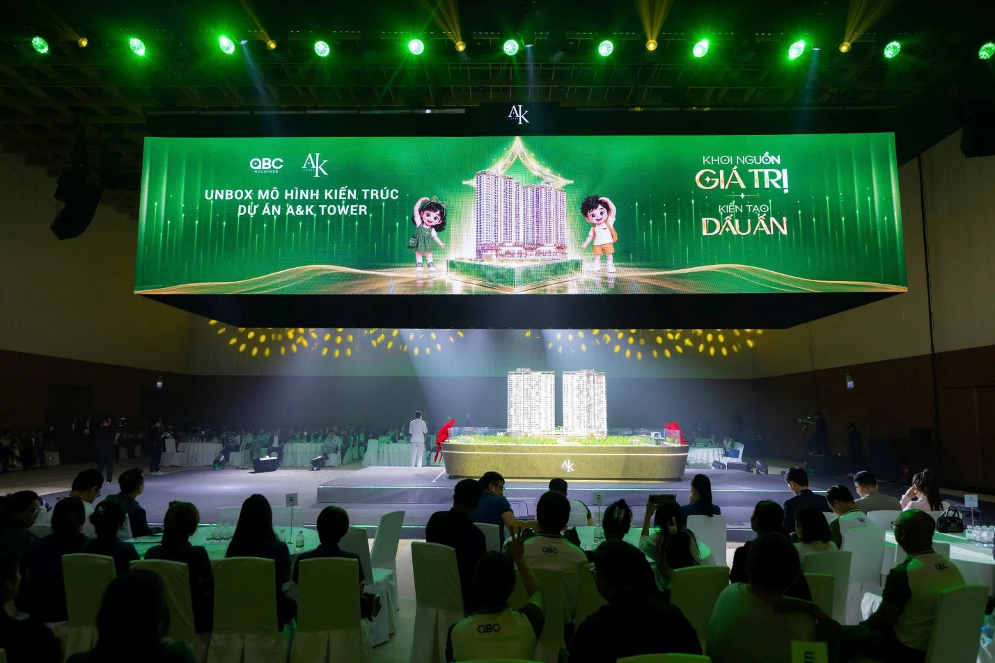 Đông đảo khách hàng thẩm định hồ sơ vay tại sự kiện khai trương mô hình kiến trúc A&K Tower 2 Khoảnh khắc mô hình kiến trúc A&K Tower được “unbox” trở thành điểm nhấn của chương trình.
